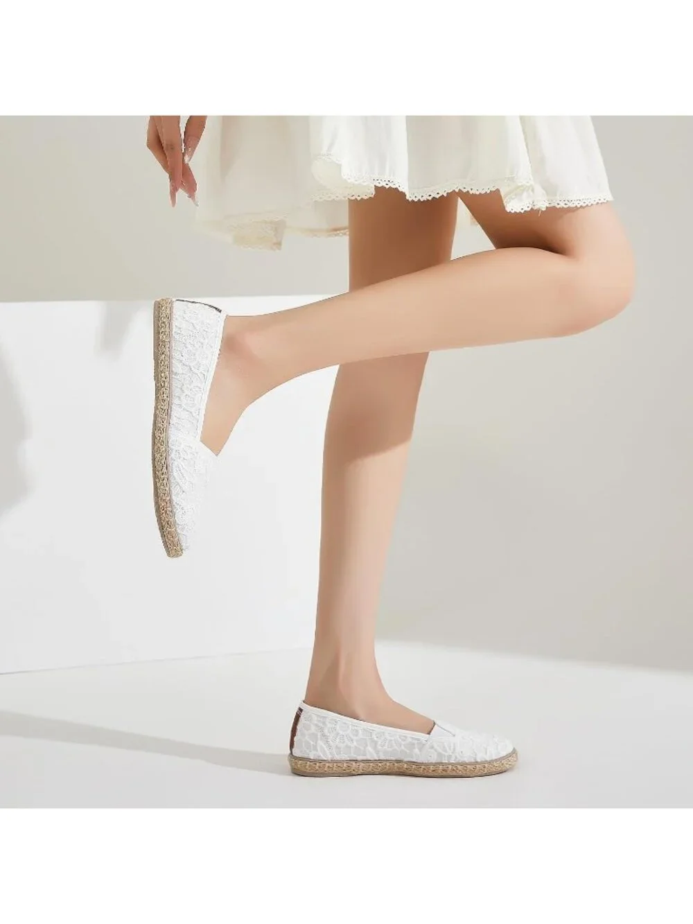 Women's White Rubber Flower Embroidered Comfortable Round Toe Casual Ballet Flat
